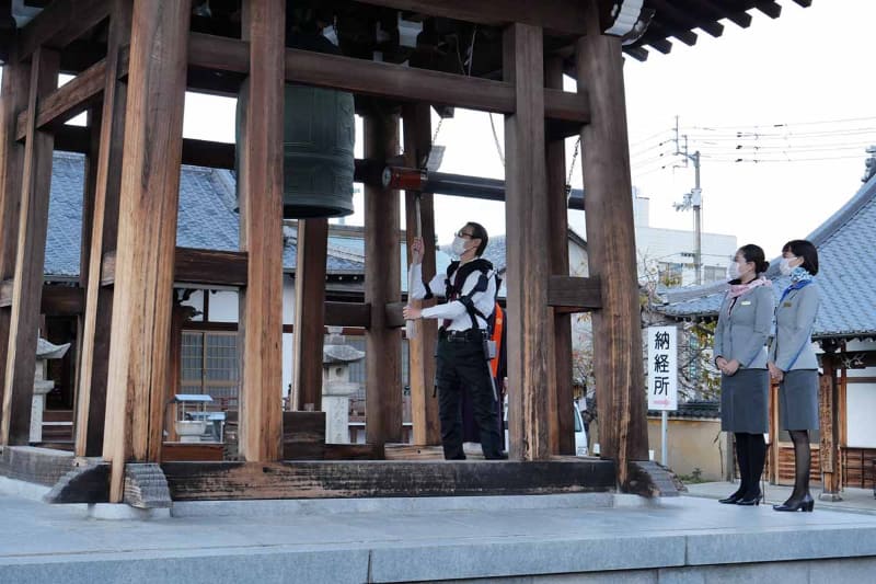 記念に、WALK-MATEを装着した状態で鐘をついた