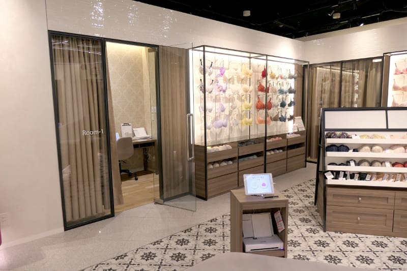 左側がアバター接客に対応した個室。1回50分の予約制で、じっくり相談できます