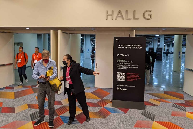10月末に米ネバダ州ラスベガスで開催された「Money20/20 USA」では入場バッジ受け取りの前にワクチン接種証明を提示する必要があった