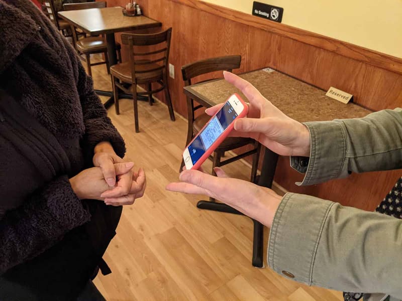 米サンフランシスコでは店内飲食にワクチン接種証明書の提示が必須だが、ハイテクは求められておらず、紙の証明書の写真を見せるだけでいいという非常にシンプルなもの