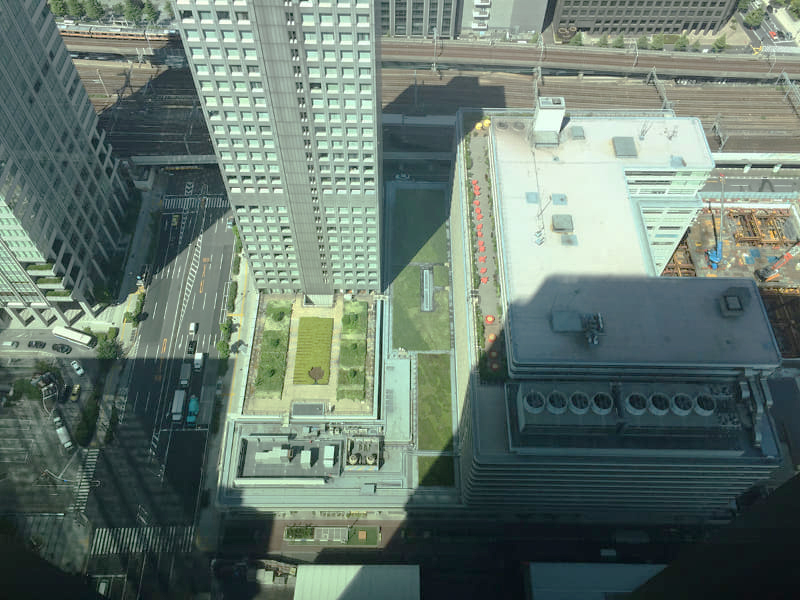 常盤橋タワー 23階から見た朝日生命大手町ビル(左)と日本ビル(右)