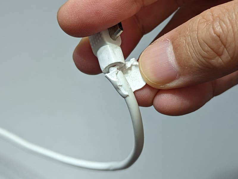 完全硬化する前であれば指先ではがすのも容易だ。気を取り直していちからやり直す