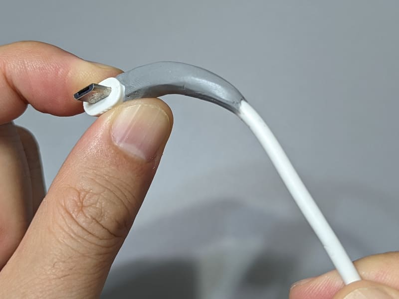 弾力を保っており、曲げてもポッキリ折れることはない