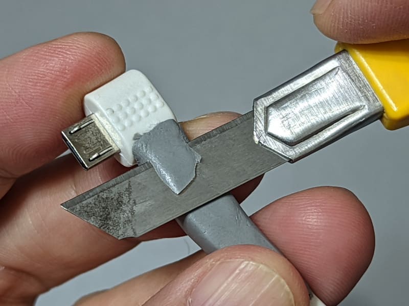 カッターなどを使って表面を削ぐように整形することはできる