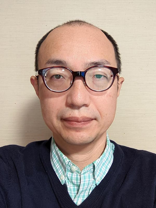 JINS MEMEを装着して自撮り。正直、ブリッジが目立ちます