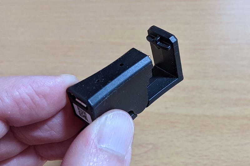 これが充電クリップ。microUSBケーブルを接続して使います