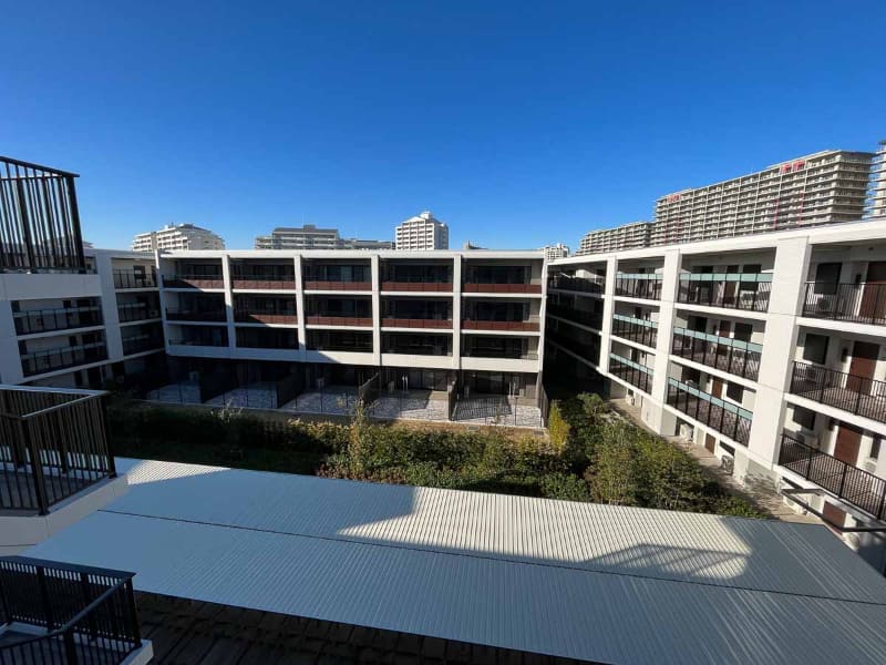 新浦安マリンヴィラの一画。4階建ての低層マンションが15棟も建つので、ドローンでもないと全体は見られない