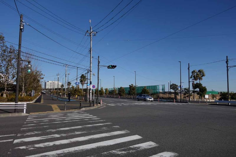 新浦安マリンヴィラの前の道路。この辺りは無電柱化されていないが、広々とした感じが東京とは全く違う