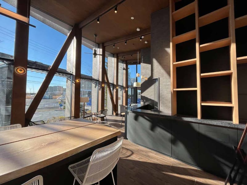 ブックカフェ。まだ営業してないから何も置いてないが、なんだかMacBookが似合いそうな空気感