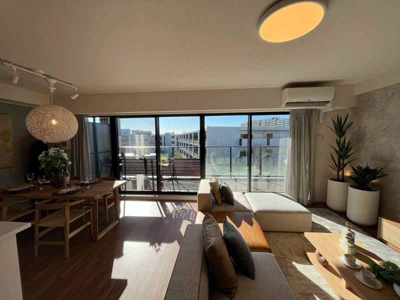 リビングダイニング。超広角レンズで撮っても迫力のある窓