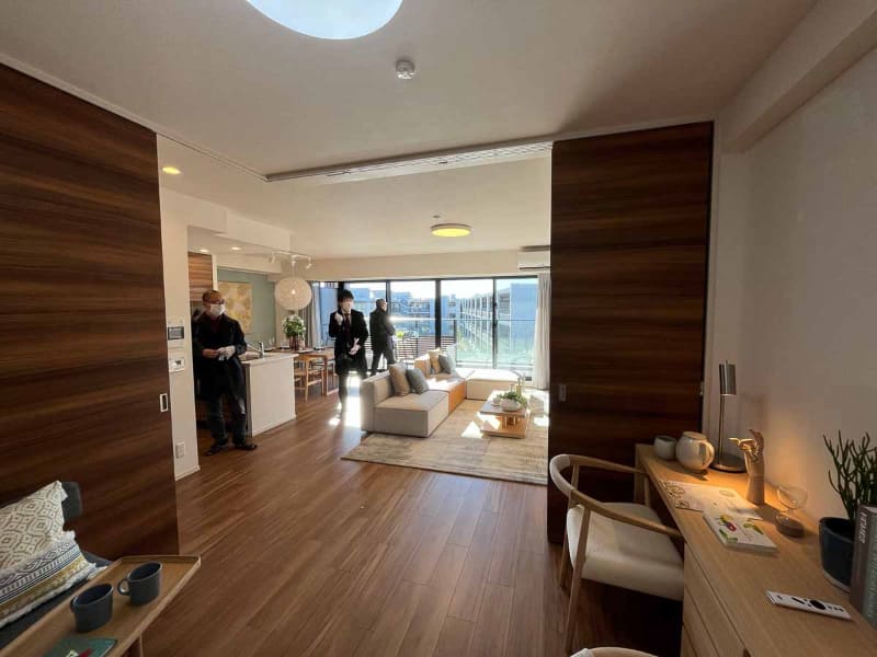 LDKに隣接する寝室から。間仕切りは吊り下げタイプなので床にレールがなく、LDKとの一体感が強い