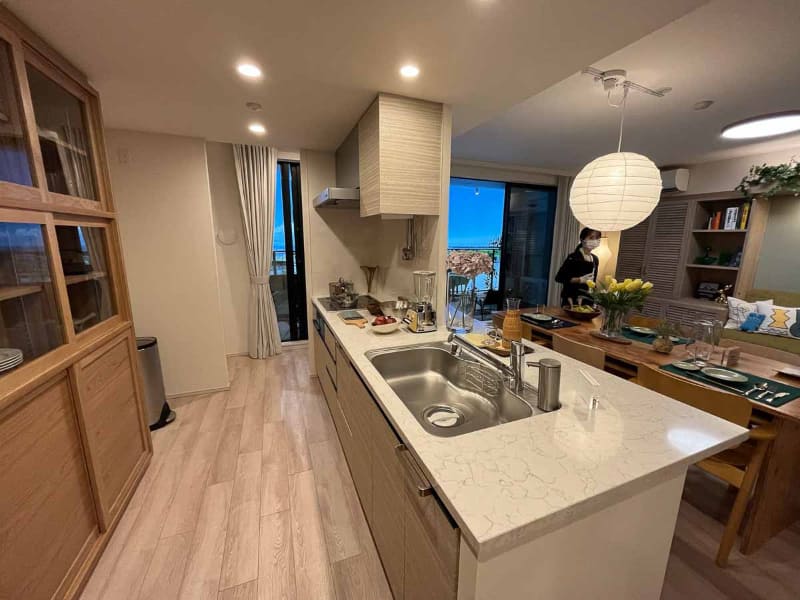 キッチンは窓に対して直角に配置