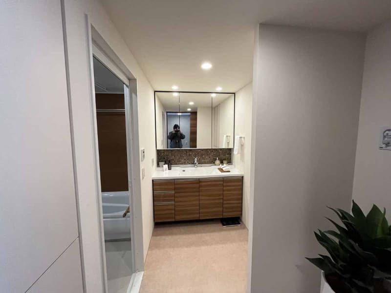 幅広な洗面台。洗面室も面積や収納は十分な作り