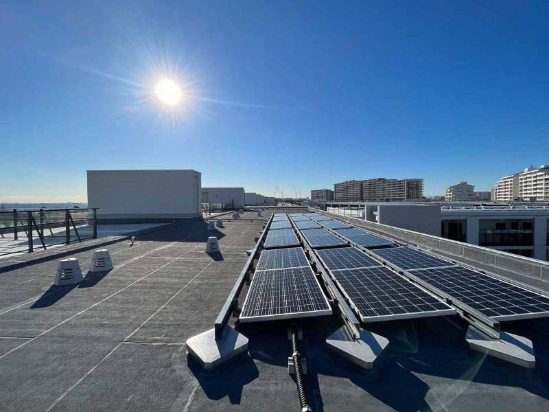 新浦安マリンヴィラの屋根。太陽光発電パネルは必要な分しか設置されていない