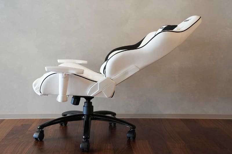 リクライニング機能では、直立状態から寝そべるくらいのレベルまで倒せる