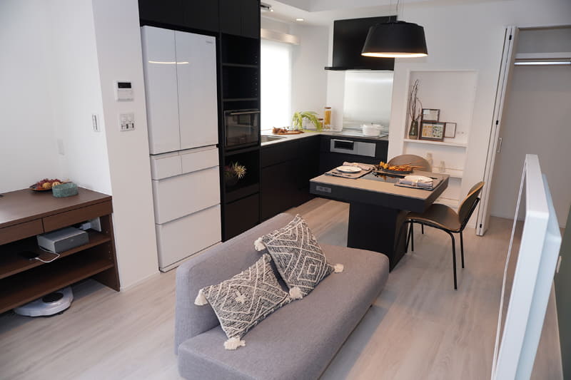 303号室。ソファやイスは物件の設備としては含まれない