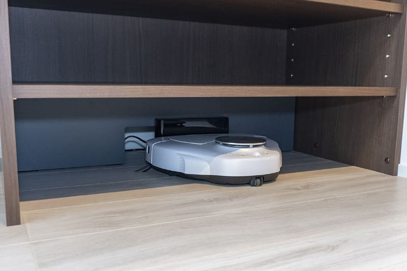 収納の下などにロボット掃除機が収まるスペースを設置(写真は303号室)