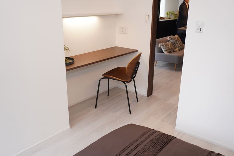 寝室に設けられたワークスペース(写真は303号室)。手前のベッドは設備には含まれない