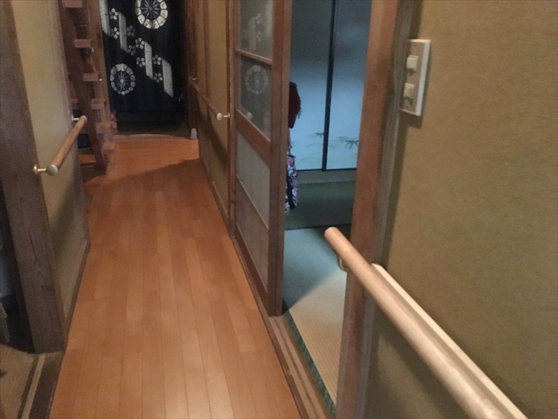 転倒防止のための手すりはホームセンターで購入して簡単に取付けられる