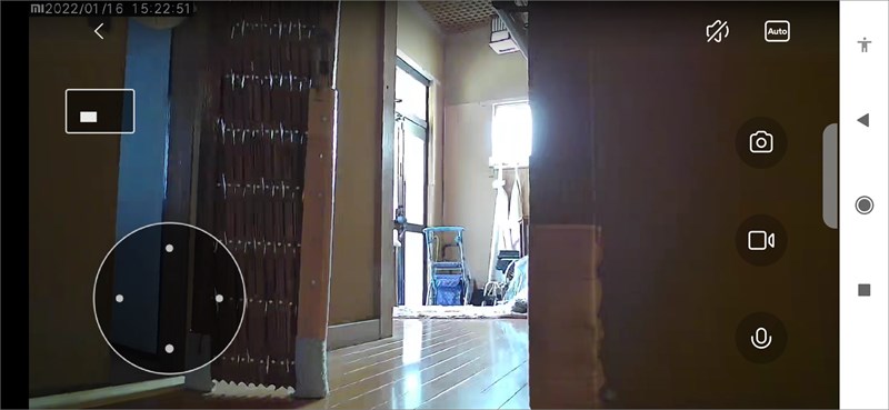 左下の円をタップするか、映像を直接ドラッグでカメラの向きを変えられる