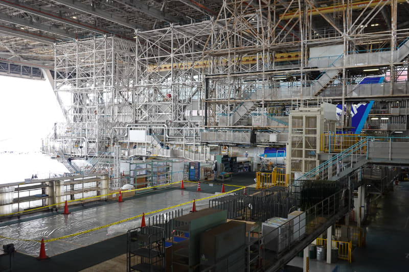 格納庫に佇むB767-300ER(JA616A)