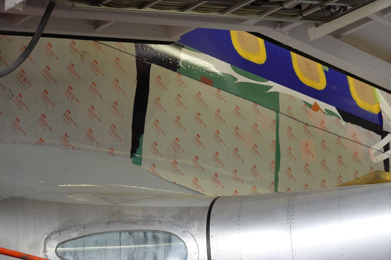 デカールは上下2段、片面で合計60枚貼り付けられる