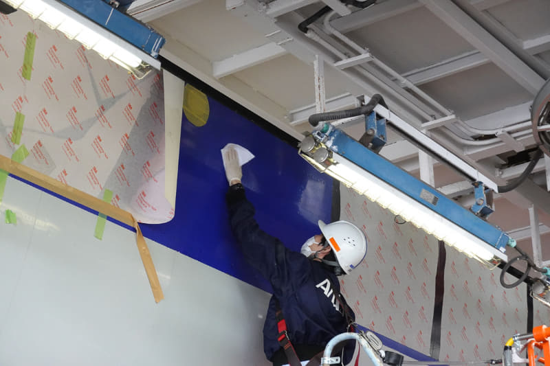 貼り付け予定の機体表面を清掃