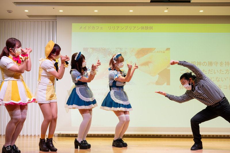 1月24日開催の発表会では、ステージ上でメイドさんによる“おまじない”も披露