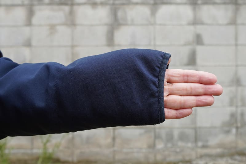 手首部分はゴムで締まってはいるものの、ぴったりフィットするわけではない