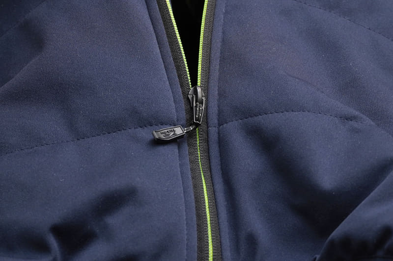 ファスナーは引き手付き。しかも指に引っかかりやすいように形状も工夫されている