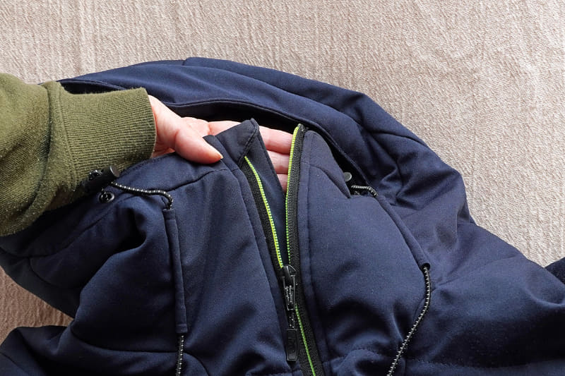 チンガードでファスナーの先端が肌に触れないようになっている