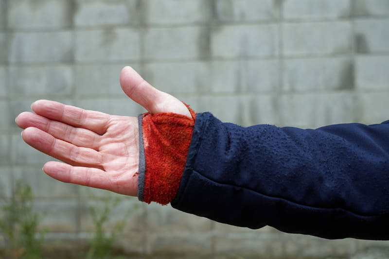 手首までカバーするフリースがジャケットの弱点をカバー