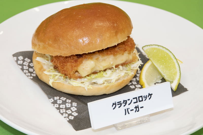グラタンコロッケバーガー。グラタンコロッケ(128円)＋千切りキャベツ(108円)