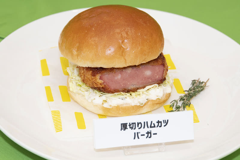 厚切りハムカツバーガー。厚切りハムカツ(128円)＋千切りキャベツ(108円)