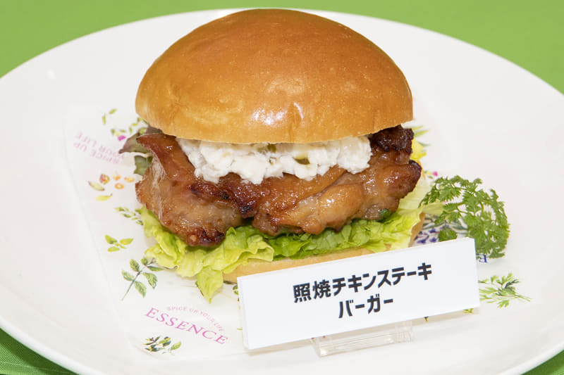 照焼チキンステーキバーガー。照焼チキンステーキ(198円)＋レタスミックスサラダ(138円)