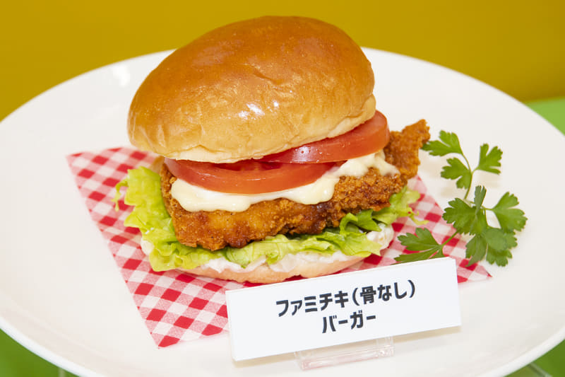 ファミチキバーガー。ファミチキ(骨なし)(180円)＋レタスミックスサラダ(138円)＋トマト、マヨネーズ