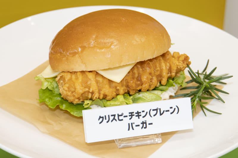 クリスピーチキンバーガー。クリスピーチキン(プレーン)(145円)＋レタスミックスサラダ(138円)＋チーズ、マヨネーズ