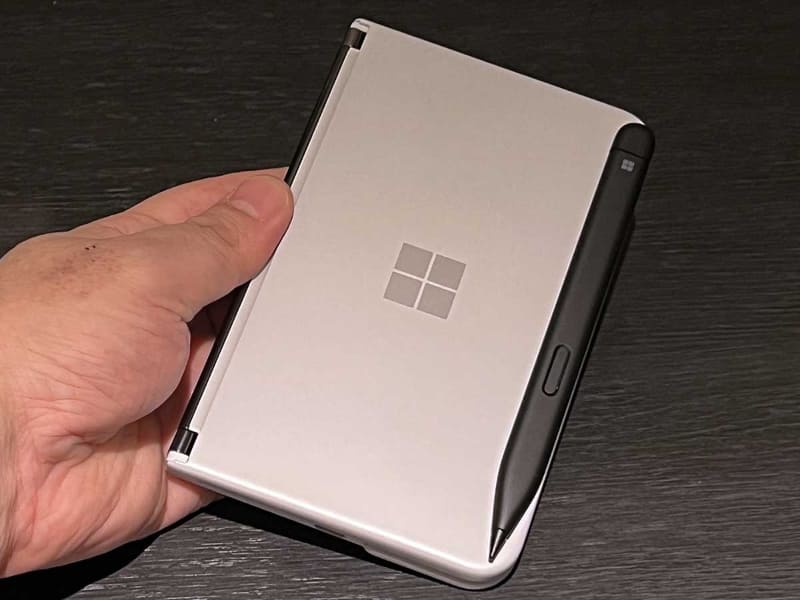 Surface Duo 2。別売の「Surface Slim Pen 2」と「Surface Duo 2 ペン カバー」をつけた状態