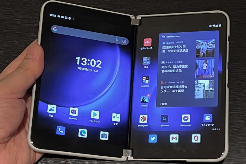 Surface Duo 2は2画面を横につないだ構造で、薄さと画面の広さを両立している