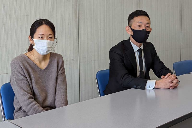 導入の背景についてインタビューに答える三鷹市市民課庶務・年金係の青木涼子氏(左)と三鷹市市民部市民課課長の田中博文氏(右)
