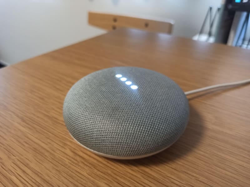 ころんとした形がどんな部屋にも馴染む初代「Google Home mini」