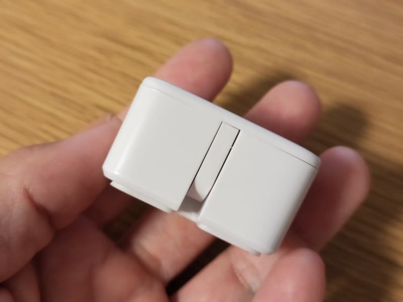 本体に格納されたアームが伸びてスイッチを物理的に押してくれるSwitchBot