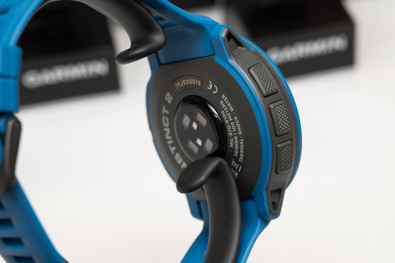 裏蓋に光学式心拍センサーなどを搭載