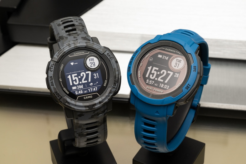 Dual Power対応モデル(右)は文字板上に「DUAL POWER」と表記される