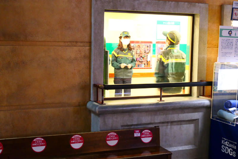 普段、付添いの大人はパビリオン外から様子を見ることしかできませんが、今回は自ら体験できます