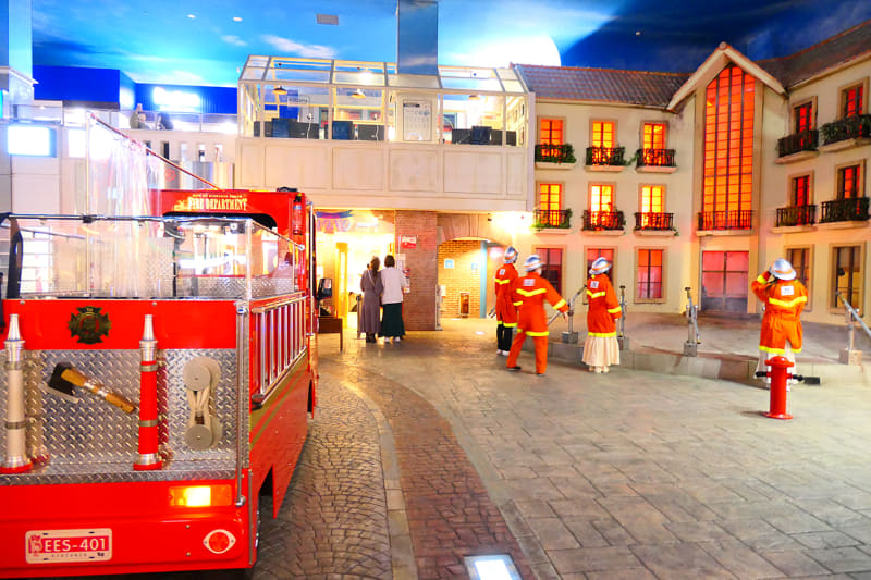 会場内に消防車が現れて消火活動が始まりました