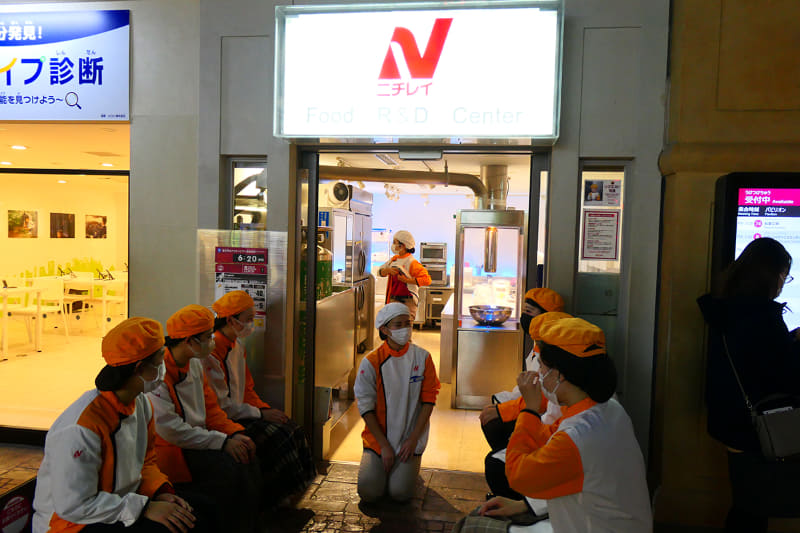 ニチレイの冷凍食品作り。「スノードライ」を使って食材を一瞬で凍らせます