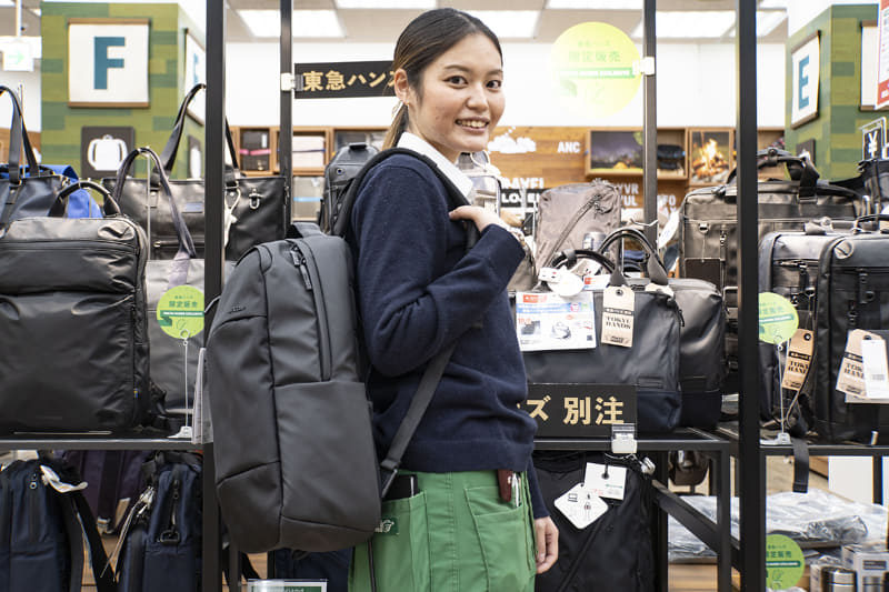 東急ハンズ新宿店 バッグ担当 金子澪奈さん