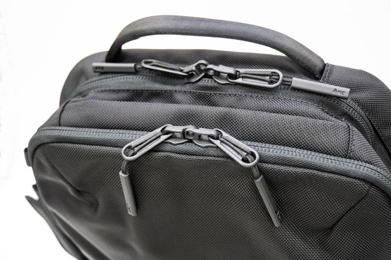 トップポケットはメイン収納と前面収納の間に隠れるように位置する