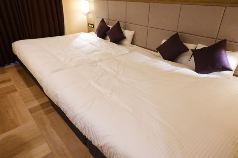 4つのベッドを繋いで犬が自由に歩ける「ONE BED FOURTH」ルーム